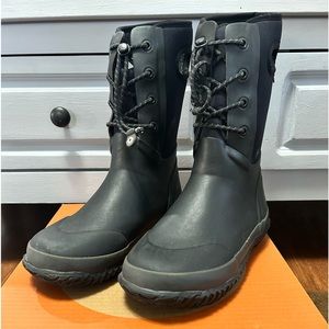 BOGS youth size 6 Black